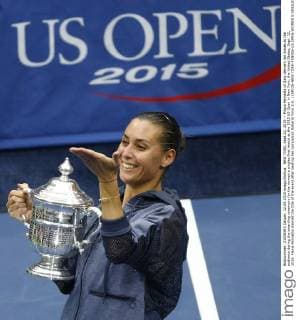 NEW YORK, Sept.12, 2015 -- Flavia Pennetta of Italy delivers her kisses to the audience during the awarding ceremony for the women s singles final match at the 2015 US Open in New York, the United States, Sept. 12, 2015. Flavia Pennetta claimed the title of the event after beating her compatriot Roberta Vinci 2-0. ) (SP)US-NEW YORK-TENNIS-US OPEN-WOMEN S SINGLES-FINAL QinxLang 