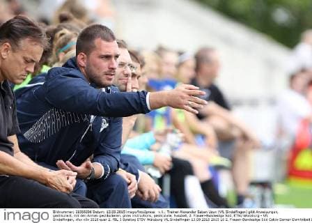 v.li.: Trainer Alexander Saban Uzun (VfL Sindelfingen) gibt Anweisungen, gestikuliert, mit den Armen gestikulieren, gives instructions, gesticulate, Fussball, 2. Frauen-Bundesliga Süd, ETSV Würzburg - VfL Sindelfingen, xfsx