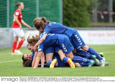 v.li.: Würzburger Spielerinnen mit Torjubel, celebrate the goal, goal celebration, Jubel über das Tor zum 2:0 durch Julia Manger (ETSV Würzburg), Fussball, 2. Frauen-Bundesliga Süd, ETSV Würzburg - VfL Sindelfingen, xfsx