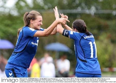 v.li.: Medina Desic (ETSV Würzburg) klatscht mit Julia Manger (ETSV Würzburg) ab, Fussball, 2. Frauen-Bundesliga Süd, ETSV Würzburg - VfL Sindelfingen, xfsx