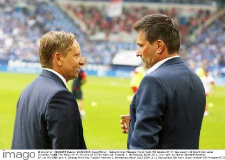 Gelsenkirchen Manager Horst Heldt (FC Schalke 04) im Gespraech mit Sportlicher Leiter Christian Heidel (FSV Mainz 05) FC Schalke 04 vs FSV Mainz 05, Fussball, 1. Bundesliga, 13.09.2015, Copyright: Schülerx xEibner-Pressefoto EP_jse