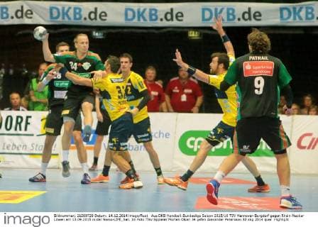 Aus DKB Handball-Bundesliga Saison 2015 16 TSV Hannover-Burgdorf gegen Rhein-Neckar Löwen am 13.09.2015 in der Swiss-LIFE_hall. Im Foto:TSV Sppieler Morten Olsen 34 gefen Alexander Petersson 32