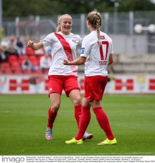 Koeln vl. Lea Schueller (Essen) jubelt mit der Schuetzin Lea Schueller (Essen) zum Ausgleich, das Tor zum 2:2 Bayer 04 Leverkusen - SGS Essen, Fussball, Damen, Frauen, Allianz Frauen-Bundesliga, Spieltag 3, 13.09.2015 , Copyright: Horn Eibner-Pressefoto EP_BHN