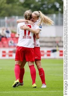 Koeln vl. Margarita Gidion (Essen) schoss den Aausgleich, das Tor zum 2:2 und jubelt mit Lea Schueller (Essen) Bayer 04 Leverkusen - SGS Essen, Fussball, Damen, Frauen, Allianz Frauen-Bundesliga, Spieltag 3, 13.09.2015 , Copyright: Horn Eibner-Pressefoto EP_BHN