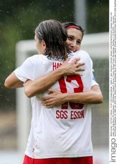 Koeln vl. Sara Doorsoun-Khajeh (Essen) und Charline Hartmann (Essen) freuen sich ueber den Sieg Bayer 04 Leverkusen - SGS Essen, Fussball, Damen, Frauen, Allianz Frauen-Bundesliga, Spieltag 3, 13.09.2015 , Copyright: Horn Eibner-Pressefoto EP_BHN