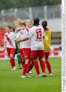 Koeln vl. Lea Schueller (Essen) und Charline Hartmann (Essen) freuen sich nach dem Abpfiff Bayer 04 Leverkusen - SGS Essen, Fussball, Damen, Frauen, Allianz Frauen-Bundesliga, Spieltag 3, 13.09.2015 , Copyright: Horn Eibner-Pressefoto EP_BHN