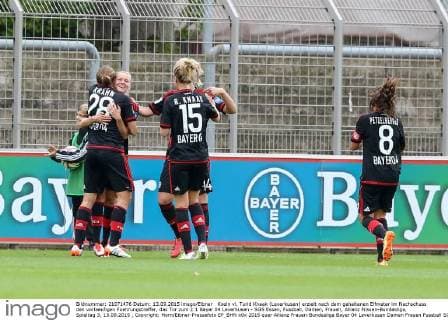 Koeln vl. Turid Knaak (Leverkusen) erzielt nach dem gehaltenen Elfmeter im Nachschuss den vorlaeufigen Fuehrungstreffer, das Tor zum 2:1 Bayer 04 Leverkusen - SGS Essen, Fussball, Damen, Frauen, Allianz Frauen-Bundesliga, Spieltag 3, 13.09.2015 , Copyright: Horn Eibner-Pressefoto EP_BHN