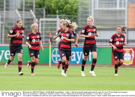 Koeln vl. Die Mannschaft jubelt ueber das Tor zum 2:1 durch Turid Knaak (Leverkusen) Bayer 04 Leverkusen - SGS Essen, Fussball, Damen, Frauen, Allianz Frauen-Bundesliga, Spieltag 3, 13.09.2015 , Copyright: Horn Eibner-Pressefoto EP_BHN