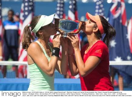 Martina Hingis und Sania Mirza kuessen den Pokal, Doppel Finale,Siegerehrung, Tennis - US Open 2015 - Grand Slam ITF ATP Tennis Herren WTA Tennis Damen - Flushing Meadows - New York - New York - USA - 13 September 2015.