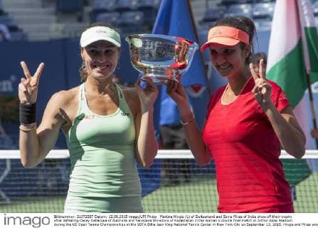 Martina Hingis (L) of Switzerland and Sania Mirza of India show off their trophy after defeating Casey Dellacqua of Australia and Yaroslava Shvedova of Kazakhstan in the woman s double final match at Arthur Ashe Stadium during the US Open Tennis Championships at the USTA Billie Jean King National Tennis Center in New York City on September 13, 2015. Hingis and Mirza won 6-3, 6-3.  NYP20150913301 MONIKAxGRAFF