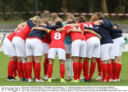 v.li.: Sindelfinger Spielerinnen schwören sich mit einem Mannschaftskreis, Teamkreis, Ansprache, Motivation, vor dem Anpfiff ein , Fussball, 2. Frauen-Bundesliga Süd, ETSV Würzburg - VfL Sindelfingen, xfsx