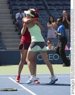 Aktuell Tennis, US Open, Martina Hingis Sania Mirza gewinnen Doppel Finale September 13, 2015 Martina Hingis of Swtizerland and Sania Mirza of India embrace after winning the women s doubles title at the 2015 US Open, played at the Billie Jean King Tennis Center, Flushing Meadow NY. TENNIS: SEP 13 US Open Icon250150913169 EDITORIAL USE ONLY