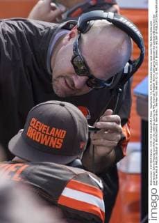 September 13, 2015, Cleveland Browns head coach Mike Pettine talks with quarterback Johnny Manziel (2) while on the sidelines during the NFL American Football Herren USA game between the Cleveland Browns and the New York Jets at MetLife Stadium in East Rutherford, New Jersey. The New York Jets won 31-10. NFL 2015: Browns vs Jets SEP 13 - ZUMAc04_