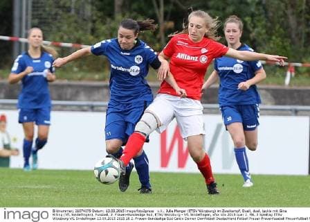 v.li.: Julia Manger (ETSV Würzburg) im Zweikampf, Duell, duel, tackle mit Gina Rilling (VfL Sindelfingen), Fussball, 2. Frauen-Bundesliga Süd, ETSV Würzburg - VfL Sindelfingen, xfsx