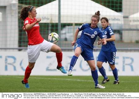 v.li.: Jana Siegle (VfL Sindelfingen) im Zweikampf, Duell, duel, tackle mit Nicole Kreußer (ETSV Würzburg), Daniela Hofmann (ETSV Würzburg), Fussball, 2. Frauen-Bundesliga Süd, ETSV Würzburg - VfL Sindelfingen, xfsx