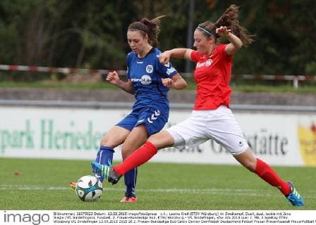 v.li.: Leonie Kreil (ETSV Würzburg) im Zweikampf, Duell, duel, tackle mit Jana Siegle (VfL Sindelfingen), Fussball, 2. Frauen-Bundesliga Süd, ETSV Würzburg - VfL Sindelfingen, xfsx