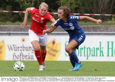 v.li.: Kerstin Bogenschütz (VfL Sindelfingen) im Zweikampf, Duell, duel, tackle mit Medina Desic (ETSV Würzburg), Fussball, 2. Frauen-Bundesliga Süd, ETSV Würzburg - VfL Sindelfingen, xfsx