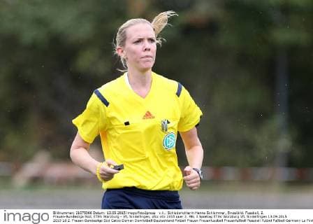 v.li.: Schiedsrichterin Hanna Schlemmer, Einzelbild. Fussball, 2. Frauen-Bundesliga Süd, ETSV Würzburg - VfL Sindelfingen, xfsx
