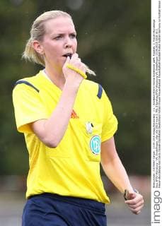 v.li.: Schiedsrichterin Hanna Schlemmer peift, Fussball, 2. Frauen-Bundesliga Süd, ETSV Würzburg - VfL Sindelfingen, xfsx