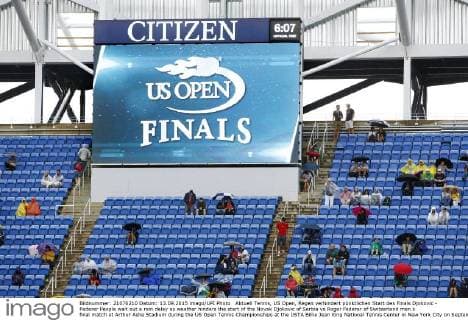 Aktuell Tennis, US Open, Regen verhindert pünktlichen Start des Finals Djokovic - Federer People wait out a rain delay as weather hinders the start of the Novak Djokovic of Serbia vs Roger Federer of Switzerland men s final match at Arthur Ashe Stadium during the US Open Tennis Championships at the USTA Billie Jean King National Tennis Center in New York City on September 13, 2015. The partially built domed roof is slated to be completed in time for next years US Open thus eliminating future rain delays.  NYP20150913307 MONIKAxGRAFF
