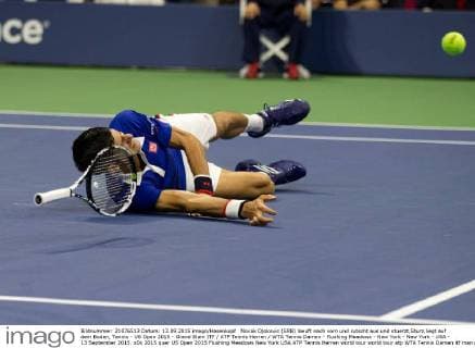 Novak Djokovic (SRB) laeuft nach vorn und rutscht aus und stuerzt,Sturz,liegt auf dem Boden, Tennis - US Open 2015 - Grand Slam ITF ATP Tennis Herren WTA Tennis Damen - Flushing Meadows - New York - New York - USA - 13 September 2015.