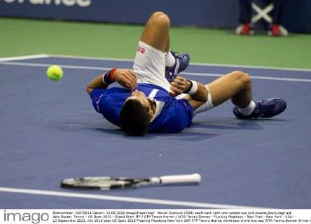 Novak Djokovic (SRB) aeuft nach vorn und rutscht aus und stuerzt,Sturz,liegt auf dem Boden, Tennis - US Open 2015 - Grand Slam ITF ATP Tennis Herren WTA Tennis Damen - Flushing Meadows - New York - New York - USA - 13 September 2015.