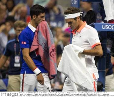 Roger Federer (SUI) und im Hintergrund Novak Djokovic waehrend Seitenwechsel, Tennis - US Open 2015 - Grand Slam ITF ATP Tennis Herren WTA Tennis Damen - Flushing Meadows - New York - New York - USA - 13 September 2015.
