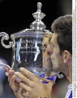 Novak Djokovic of Serbia kisses the trophy after he beat Roger Federer of Switzerland 6-4, 5-7, 6-4, 6-4 in the Men s Final in Arthur Ashe Stadium at the US Open Tennis Championships at the USTA Billie Jean King National Tennis Center in New York City on September 13, 2015.  NYP20150913832 RAYxSTUBBLEBINE