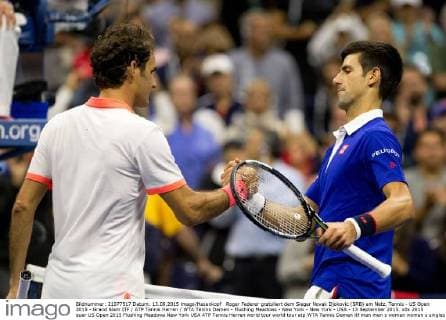 Roger Federer gratuliert dem Sieger Novak Djokovic (SRB) am Netz, Tennis - US Open 2015 - Grand Slam ITF ATP Tennis Herren WTA Tennis Damen - Flushing Meadows - New York - New York - USA - 13 September 2015.
