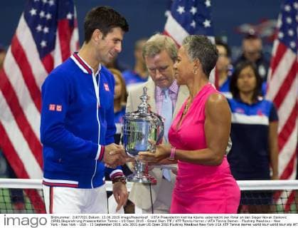 USTA Praesidentin Katrina Adams ueberreicht den Pokal an den Sieger Novak Djokovic (SRB),Siegerehrung,Praaesentation Tennis - US Open 2015 - Grand Slam ITF ATP Tennis Herren WTA Tennis Damen - Flushing Meadows - New York - New York - USA - 13 September 2015.