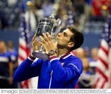 Novak Djokovic (SRB) kuesst den Pokal,Siegerehrung,Praaesentation Tennis - US Open 2015 - Grand Slam ITF ATP Tennis Herren WTA Tennis Damen - Flushing Meadows - New York - New York - USA - 13 September 2015.
