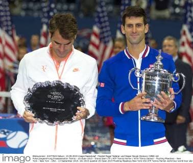 Finalist Roger Federer und Sieger Novak Djokovic (SRB) mit Pokal,Siegerehrung,Praaesentation Tennis - US Open 2015 - Grand Slam ITF ATP Tennis Herren WTA Tennis Damen - Flushing Meadows - New York - New York - USA - 13 September 2015.