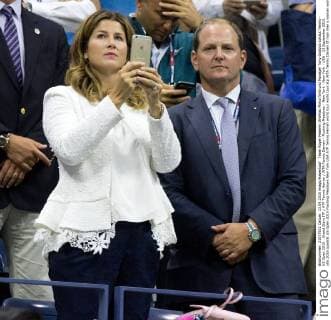 Team Roger Federer ,Ehefrau Mirka filmt und Manager Tony Godsick schaut Tennis - US Open 2015 - Grand Slam ITF ATP Tennis Herren WTA Tennis Damen - Flushing Meadows - New York - New York - USA - 13 September 2015.
