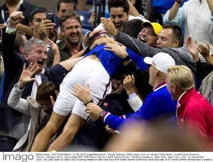 Novak Djokovic (SRB) laesst sich von seinem Team feiern, Jubel,Freude,Emotion, Tennis - US Open 2015 - Grand Slam ITF ATP Tennis Herren WTA Tennis Damen - Flushing Meadows - New York - New York - USA - 13 September 2015.