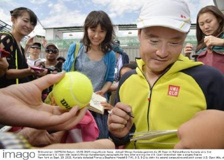 Aktuell Shingo Kunieda gewinnt die US Open im Rollstuhltennis Kunieda wins 2nd consecutive U.S. Open title Japan s Shingo Kunieda signs autographs for fans after winning the U.S. Open wheelchair men s singles final in New York on Sept. 13, 2015. Kunieda defeated France s Stephane Houdet 6-7(4), 6-3, 6-2 to claim his second consecutive and sixth career U.S. Open title, also marking his second consecutive year of achieving the Grand Slam in singles. 