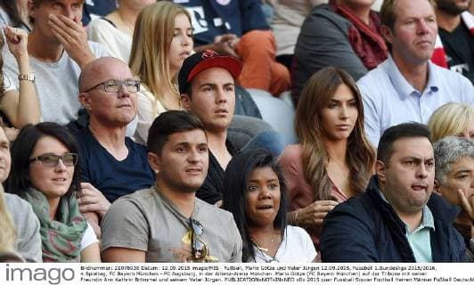 Fußball, Mario Götze und Vater Jürgen 12.09.2015, Fussball 1.Bundesliga 2015 2016, 4.Spieltag, FC Bayern München - FC Augsburg, in der Allianz-Arena München. Mario Götze (FC Bayern München) auf der Tribüne mit seiner Freundin Ann Kathrin Brömmel und seinem Vater Jürgen. 