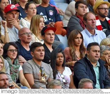 Bilder des Tages - SPORT Fußball, Mario Götze und Vater Jürgen 12.09.2015, Fussball 1.Bundesliga 2015 2016, 4.Spieltag, FC Bayern München - FC Augsburg, in der Allianz-Arena München. Mario Götze (FC Bayern München) auf der Tribüne mit seiner Freundin Ann Kathrin Brömmel und seinem Vater Jürgen. 