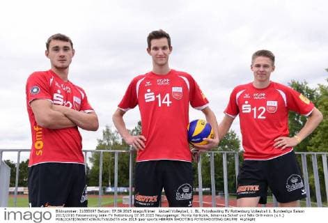 Aktuell Volleyball, 1. BL, Fotoshooting TV Rottenburg Volleyball 1. Bundesliga Saison 2015 2016 Fotoshooting beim TV Rottenburg 07.09.2015 Neuzugaenge: Moritz Karlitzek, Johannes Schief und Felix Orthmann (v.li.) 