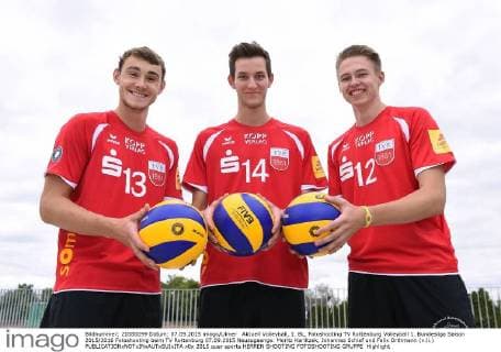 Aktuell Volleyball, 1. BL, Fotoshooting TV Rottenburg Volleyball 1. Bundesliga Saison 2015 2016 Fotoshooting beim TV Rottenburg 07.09.2015 Neuzugaenge: Moritz Karlitzek, Johannes Schief und Felix Orthmann (v.li.) 