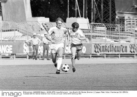 Uwe Bracht (SV Werder Bremen, li.) gegen Peter Hidien (Hamburger SV)