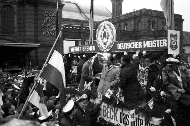 Fußball, SV Werder Bremen, Deutscher Meister 1965 Meisterfeier SV Werder Bremen, die Fans feiern das Team