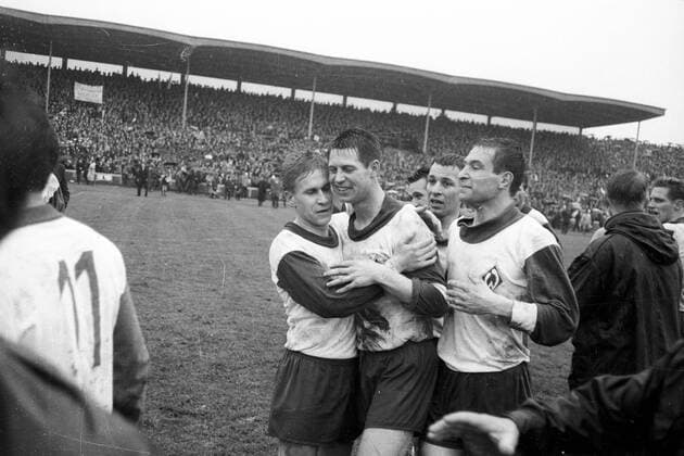 Fußball, SV Werder Bremen, Deutscher Meister 1965 Großer Jubel beim SV Werder Bremen nach dem Gewinn der deutschen Meisterschaft 1964 1965, v.li.: Diethem Ferner, Arnold -Pico- Schütz, Horst Dieter Höttges, Klaus Matischak