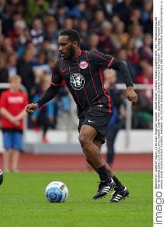 Aktuell Fußball, Eintracht Frankfurt Legendenspiel, 90er Traditionsmannschaft - 90er Bundesliga Stars 13.09.2015, xovx, Fussball, Dietmar Roth Legendenspiel, Eintracht Frankfurt 90er Auswahl - Bundesliga Auswahl 90er, emspor, Jayjay Okocha (Eintracht Frankfurt), Freisteller.
