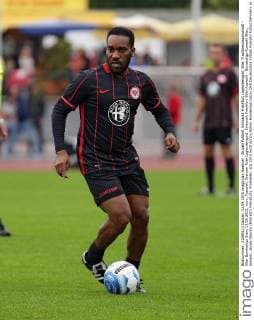 Aktuell Fußball, Eintracht Frankfurt Legendenspiel, 90er Traditionsmannschaft - 90er Bundesliga Stars 13.09.2015, xovx, Fussball, Dietmar Roth Legendenspiel, Eintracht Frankfurt 90er Auswahl - Bundesliga Auswahl 90er, emspor, Jayjay Okocha (Eintracht Frankfurt), Freisteller.