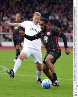 Aktuell Fußball, Eintracht Frankfurt Legendenspiel, 90er Traditionsmannschaft - 90er Bundesliga Stars 13.09.2015, xovx, Fussball, Dietmar Roth Legendenspiel, Eintracht Frankfurt 90er Auswahl - Bundesliga Auswahl 90er, emspor, v.l. Guido Buchwald, Jayjay Okocha (Eintracht Frankfurt), Aktion.