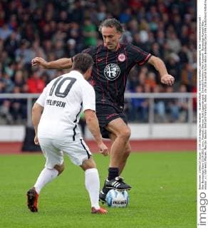 Aktuell Fußball, Eintracht Frankfurt Legendenspiel, 90er Traditionsmannschaft - 90er Bundesliga Stars 13.09.2015, xovx, Fussball, Dietmar Roth Legendenspiel, Eintracht Frankfurt 90er Auswahl - Bundesliga Auswahl 90er, emspor, v.l. Karl-Heinz Pflipsen, Maurizio Gaudino (Eintracht Frankfurt), Aktion.