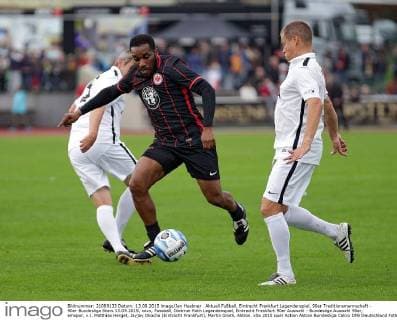 Aktuell Fußball, Eintracht Frankfurt Legendenspiel, 90er Traditionsmannschaft - 90er Bundesliga Stars 13.09.2015, xovx, Fussball, Dietmar Roth Legendenspiel, Eintracht Frankfurt 90er Auswahl - Bundesliga Auswahl 90er, emspor, v.l. Matthias Herget, Jayjay Okocha (Eintracht Frankfurt), Martin Groth, Aktion.