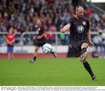 Aktuell Fußball, Eintracht Frankfurt Legendenspiel, 90er Traditionsmannschaft - 90er Bundesliga Stars 13.09.2015, xovx, Fussball, Dietmar Roth Legendenspiel, Eintracht Frankfurt 90er Auswahl - Bundesliga Auswahl 90er, emspor, Ralf Weber (Eintracht Frankfurt) mit dem Tor zum 3:0, Freisteller.