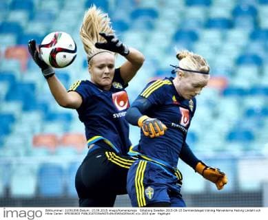 Göteborg Sweden 2015-09-15 Damlandslaget träning Malvakterna Hedvig Lindahl och Hilda Carlen KP0300003 