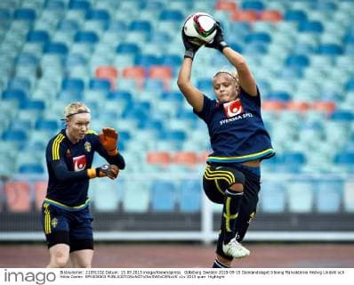 Göteborg Sweden 2015-09-15 Damlandslaget träning Malvakterna Hedvig Lindahl och Hilda Carlen KP0300003 